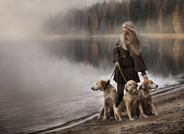 Обои картинки фото девушки, -unsort , блондинки, собаки, дама, река