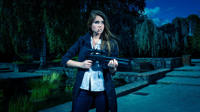 Обои картинки фото девушки, -unsort , девушки с оружием, оружие, взгляд, девушка