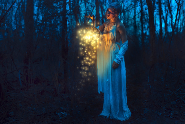 Обои картинки фото девушки, -unsort , креатив, девушка, фонарь, ночь, лес, настроение