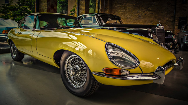 Обои картинки фото автомобили, выставки и уличные фото, жёлтый, автосалон, jaguar, e-type, спорткар