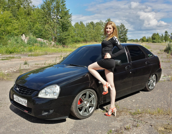 Обои картинки фото лада приора, автомобили, -авто с девушками, приора, лада, девушка, чёрный, автомобиль