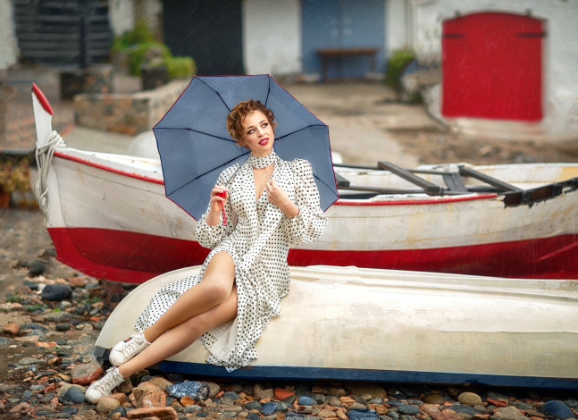 Обои картинки фото девушки, - брюнетки,  шатенки, лодки, шатенка, платье, улыбка, зонтик