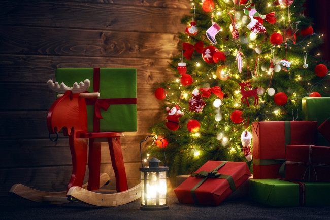 Обои картинки фото праздничные, ёлки, фонарь, елка, подарки