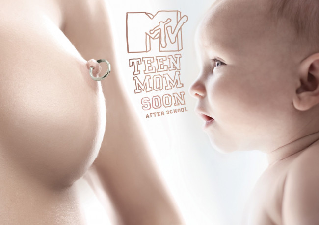Обои картинки фото бренды, mtv, удивление, грудь, малыш, пирсинг