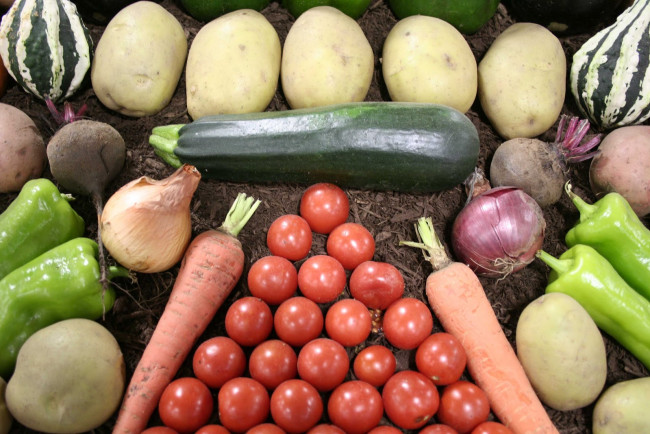 Обои картинки фото еда, овощи, помидоры, перец, лук, картошка