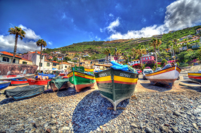 Обои картинки фото португалия, madeira, корабли, лодки, шлюпки, горы, галька, пляж