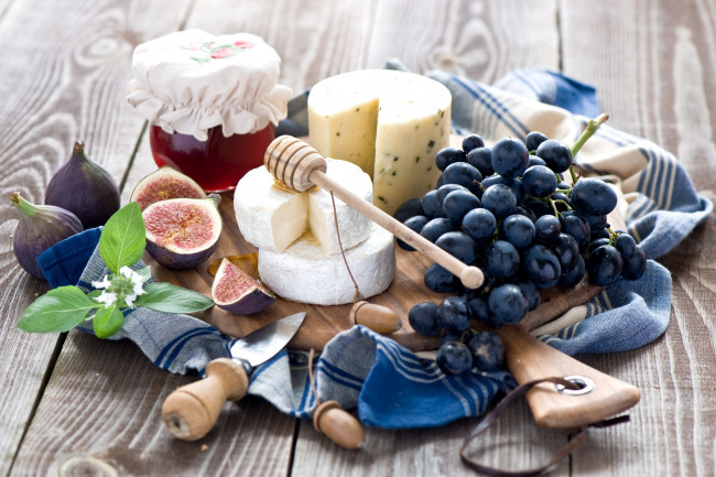 Обои картинки фото еда, разное, сыр, инжир, виноград