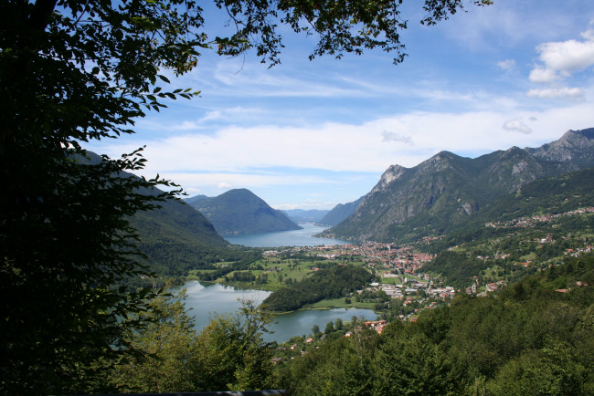 Обои картинки фото италия, ломбардия, карлаццо, природа, пейзажи, горы, озеро, деревья, река, лес, забор