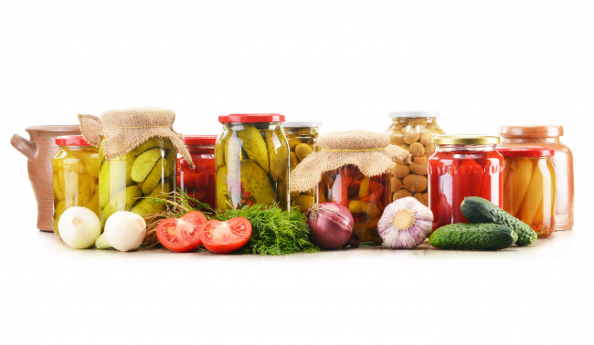 Обои картинки фото еда, консервация, банки, укроп, лук, чеснок, перец, помидоры, огурцы