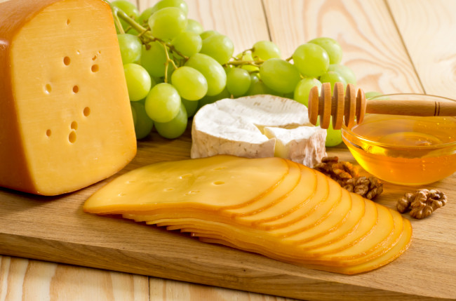 Обои картинки фото еда, сырные изделия, виноград, honey, cheese, grapes, орехи, мед, сыр, nuts