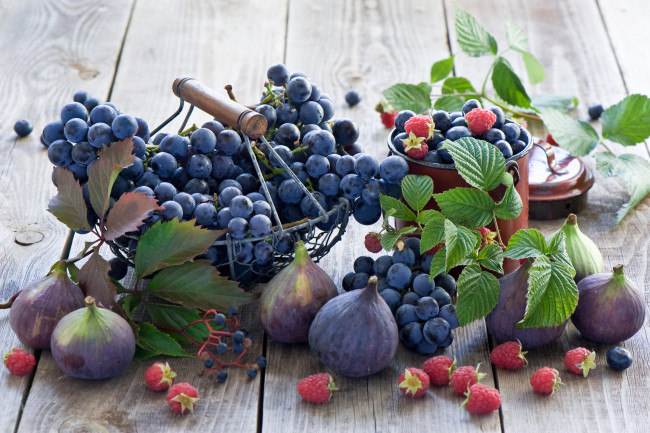 Обои картинки фото еда, фрукты,  ягоды, малина, фиги, инжир, виноград, ягоды
