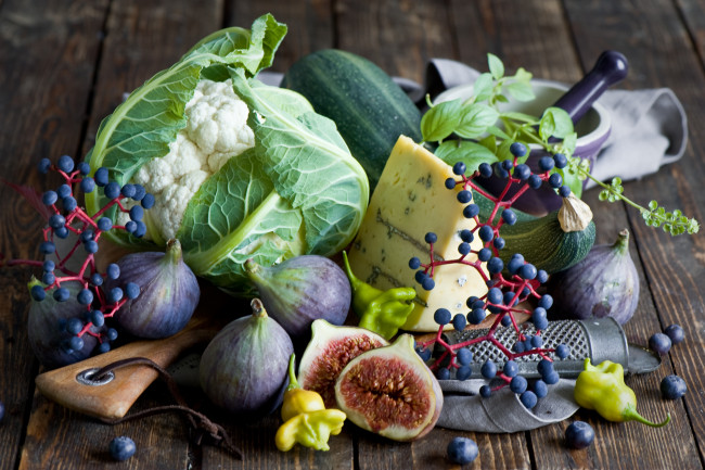 Обои картинки фото еда, разное, овощи, сыр, черника, виноград, брокколи, инжир, осень, ягоды