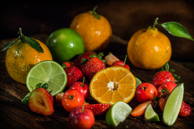 Обои картинки фото еда, фрукты,  ягоды, цитрусы, ягоды, мандарины, клубника, лайм