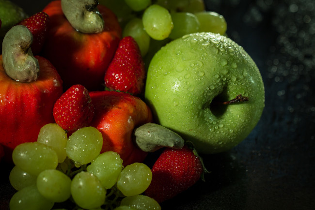 Обои картинки фото еда, фрукты,  ягоды, яблоки, клубника, лайм, капли