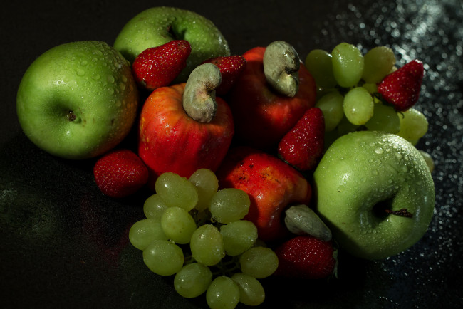 Обои картинки фото еда, фрукты,  ягоды, яблоки, клубника, лайм, капли