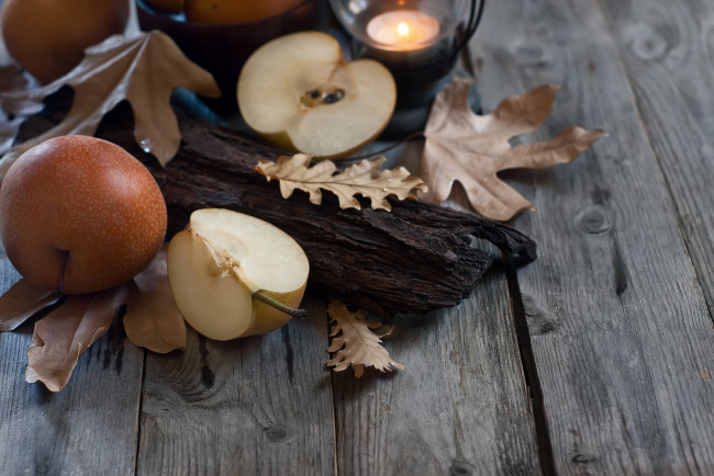 Обои картинки фото еда, Яблоки, падающие, листья, фонарь, осень, азиатские, яблоки