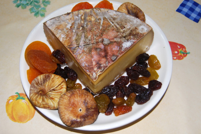 Обои картинки фото еда, сырные изделия, сыр, изюм, инжир, сухофрукты