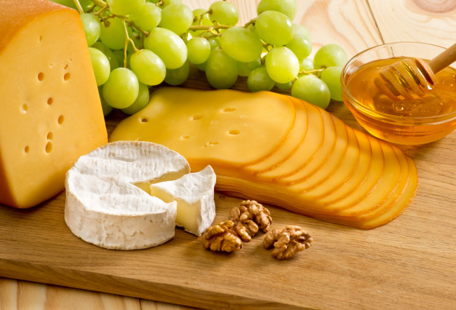 Обои картинки фото еда, сырные изделия, cheese, honey, grapes, nuts, орехи, мед, сыр, виноград
