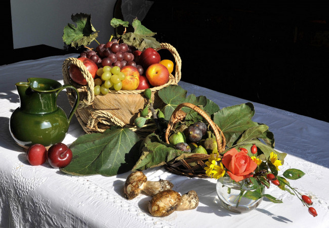 Обои картинки фото еда, натюрморт, грибы, фрукты, ягоды, корзина, графин
