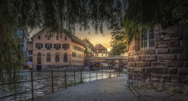 Обои картинки фото la petite france in strasbourg, города, страсбург , франция, дома, набережная, мост, река