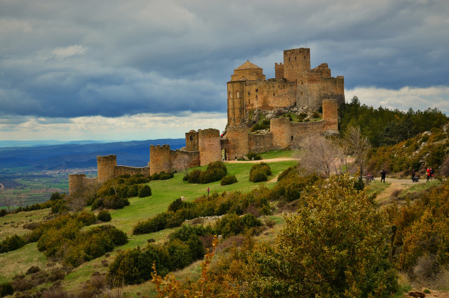 Обои картинки фото loarre`s castle in spain, города, замки испании, замок, холм, равнина