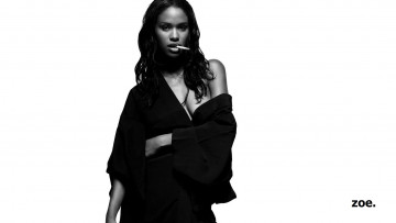 Картинка девушки -unsort+ Черно-белые+обои халат сигарета zoe черно-белая модель