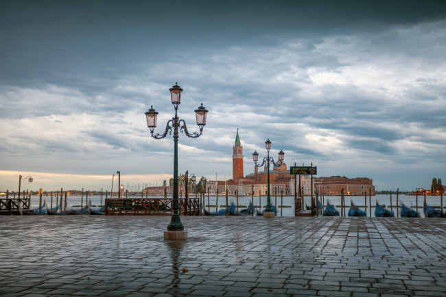 Обои картинки фото morning venice, города, венеция , италия, фонарь, площадь