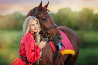 Картинка девушки -+блондинки +светловолосые девушка модель блондинка красотка поза взгляд макияж конь лошадь жеребец кобыла красавица русская голубоглазая уздечка упряжь сбруя грива зелень красный