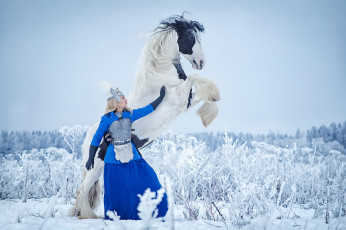 Картинка darya+lefler девушки дарья+лефлер darya lefler посланник синий blue конь лошадь жеребец тяжеловоз белый снег зима холод воин доспехи средневековье дарья лефлер cosplay блондинка девушка модель наряд поза макияж причёска взгляд