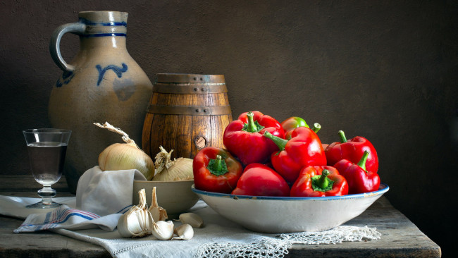 Обои картинки фото еда, овощи, перец, лук, чеснок, бочонок