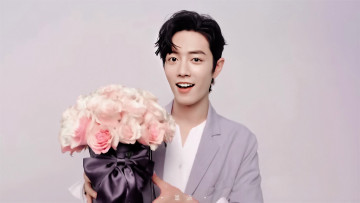 обоя мужчины, xiao zhan, актер, пиджак, коробка, розы, цветы