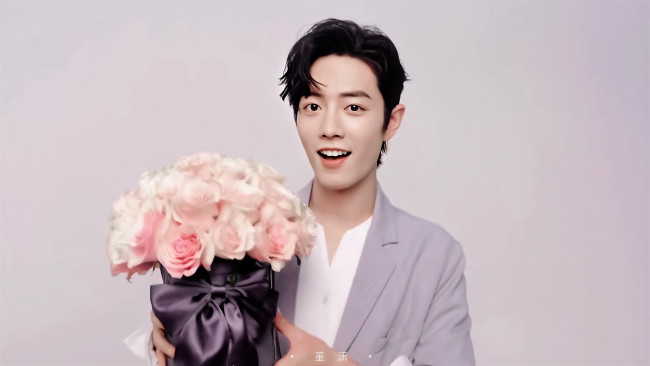 Обои картинки фото мужчины, xiao zhan, актер, пиджак, коробка, розы, цветы