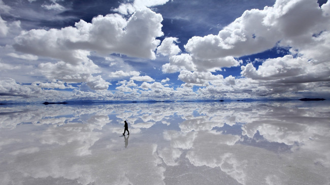 Обои картинки фото природа, облака, небо, человек, вода, отражение