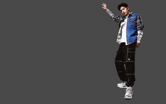Обои картинки фото мужчины, xiao zhan, актер, куртка, штаны, кроссовки