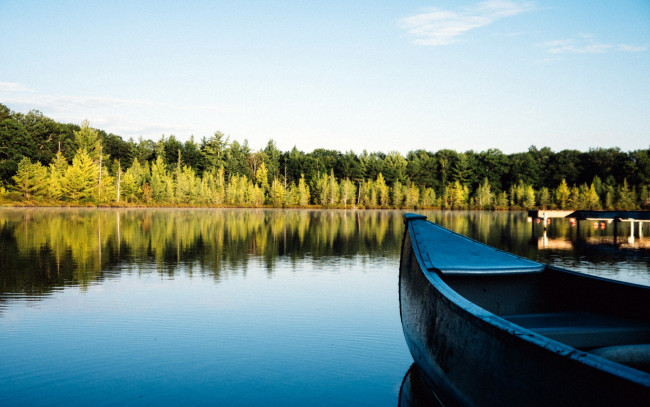 Обои картинки фото корабли, лодки,  шлюпки, озеро, лодка, лес, отражение