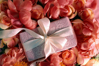 Картинка праздничные подарки коробочки цветы розы