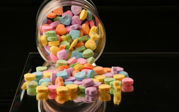 Картинка еда конфеты шоколад сладости яркие разноцветные сердечки сладкое драже баночка цветные черный фон