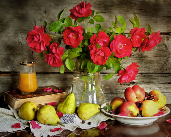 Обои картинки фото еда, натюрморт, груши, яблоки, сок, книга, полотенце, тарелка, букет, цветы, ваза, стол