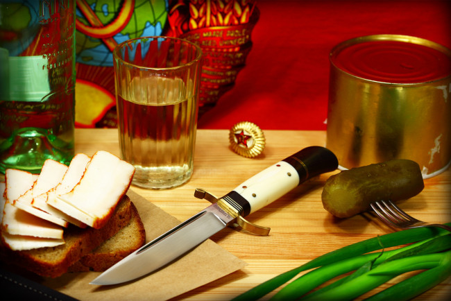 Обои картинки фото еда, натюрморт, огурец, лук, хлеб, стакан, нож, сало, тушёнка, водка, бутылка