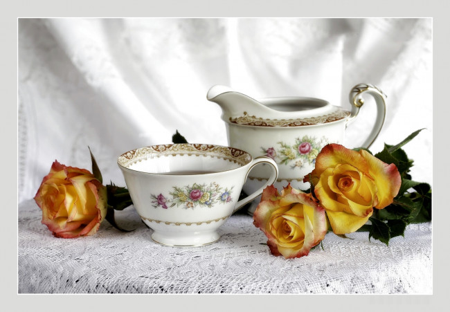 Обои картинки фото еда, напитки, Чай, чай, розы, чашка, скатерть