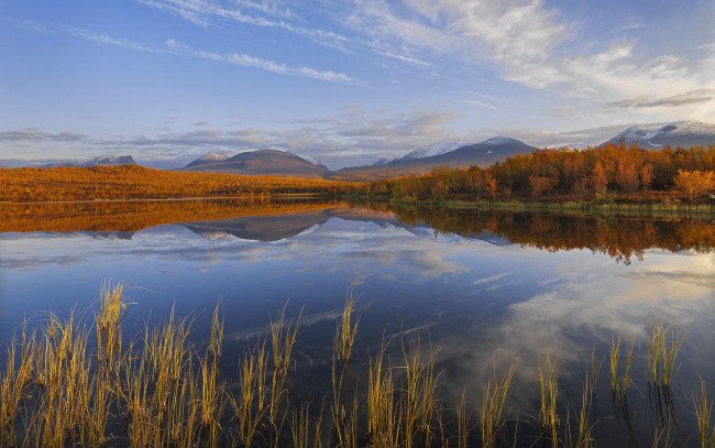 Обои картинки фото природа, реки, озера, озеро, горы, небо, осень, лес