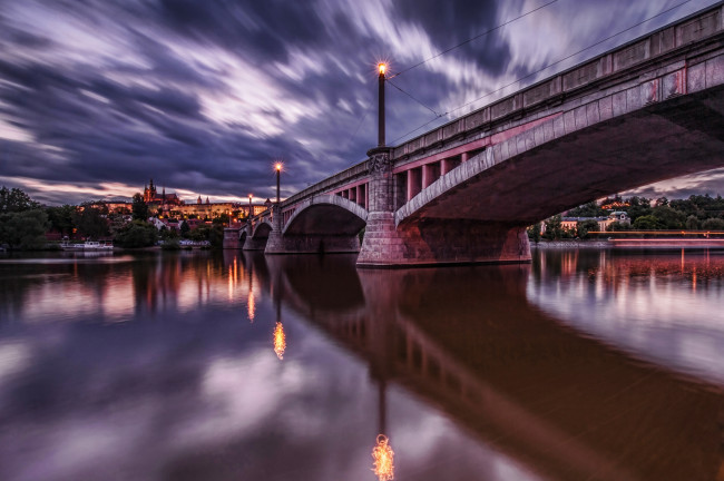 Обои картинки фото города, прага, Чехия, отражение, река, мост, ночь