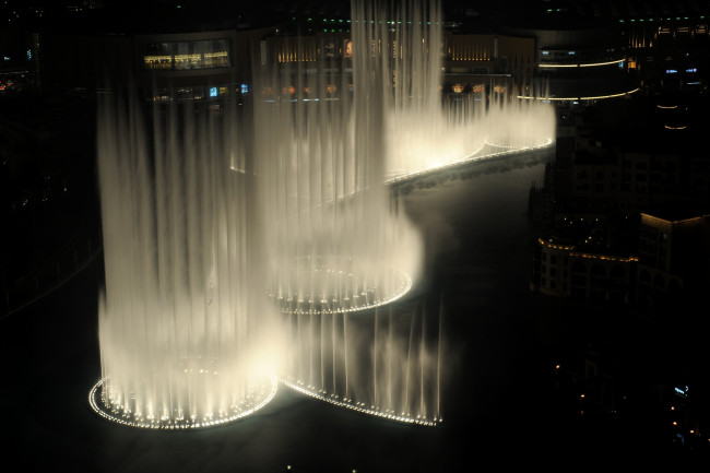 Обои картинки фото города, фонтаны, вода, ночь, струи