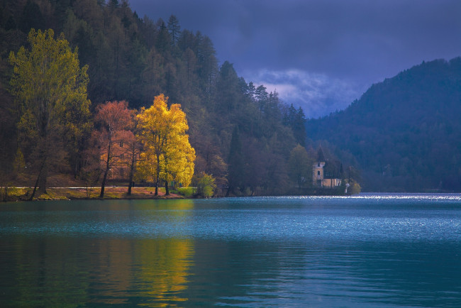 Обои картинки фото озеро, блед, словения, природа, реки, озера, дымка, лес, осень