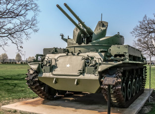 Картинка техника военная экспонат танк музей площадка