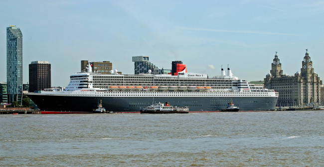 Обои картинки фото queen, mary, корабли, разные, вместе, теплоход, ливерпуль, англия, порт, буксиры, england, liverpool, 2, лайнер
