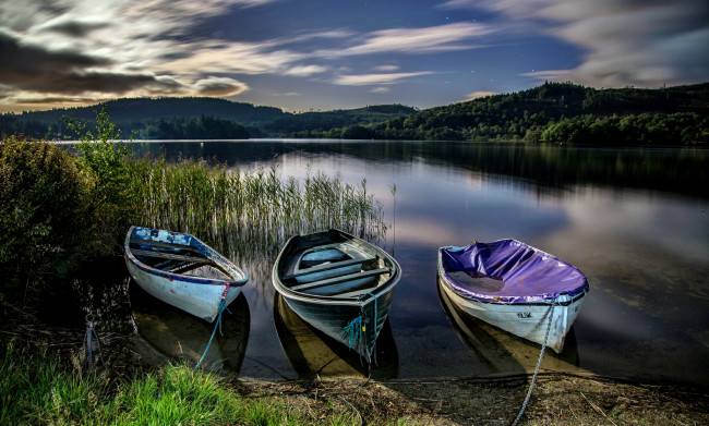 Обои картинки фото корабли, лодки, шлюпки, озеро, холмы, леса, камыш