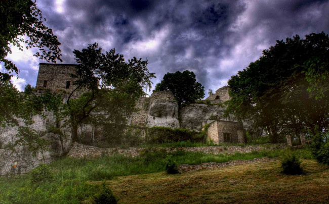 Обои картинки фото castle, b&, 261, kowiec, города, исторические, архитектурные, памятники, парк, тучи, замок