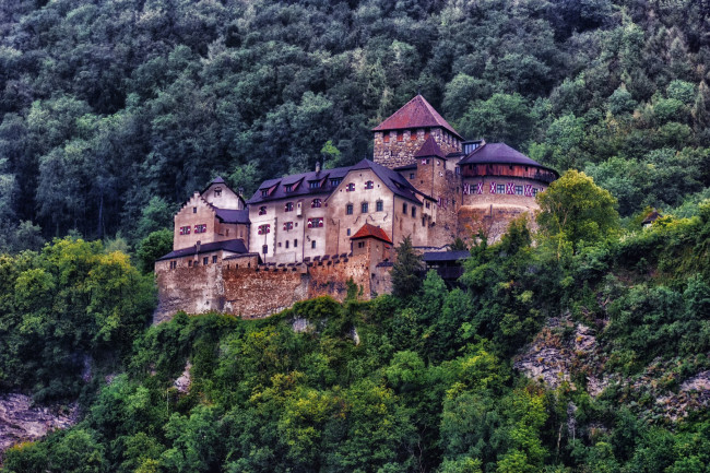 Обои картинки фото liechtenstein, schloss, vaduz, города, дворцы, замки, крепости, замок, лес, горы