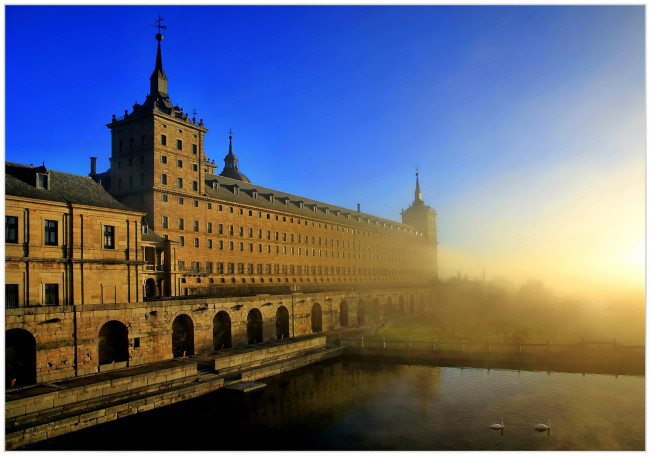 Обои картинки фото el, escorial, города, дворцы, замки, крепости, озеро, замок, туман, рассвет